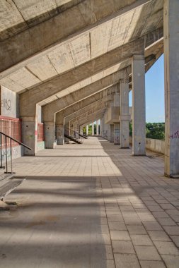 Great Strahov Stadyumu, Çek Cumhuriyeti'nin Prag şehrinin Strahov bölgesinde yer alan bir stadyum. Bu büyük bir ölçekte senkronize jimnastik görüntüler için inşa edilmiştir, bir alan üç kat daha uzun ve üç kez standart Associ daha geniş