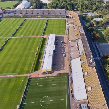 Great Strahov Stadyumu, Çek Cumhuriyeti'nin Prag şehrinin Strahov bölgesinde yer alan bir stadyum. Bu büyük bir ölçekte senkronize jimnastik görüntüler için inşa edilmiştir, bir alan üç kat daha uzun ve üç kez standart Associ daha geniş