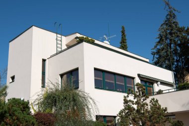 Baba yerleşimi Prag, Dejvice 'de Baba' nın güneydoğu yakasındaki First Republic işlevsel bir villa kolonisidir. Werkbund I 'nin girişimiyle ortaya çıkan altı Avrupa kolonisinden biri olarak inşa edildi.