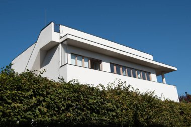 Baba yerleşimi Prag, Dejvice 'de Baba' nın güneydoğu yakasındaki First Republic işlevsel bir villa kolonisidir. Werkbund I 'nin girişimiyle ortaya çıkan altı Avrupa kolonisinden biri olarak inşa edildi.