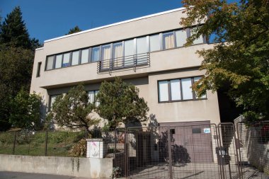 Baba yerleşimi Prag, Dejvice 'de Baba' nın güneydoğu yakasındaki First Republic işlevsel bir villa kolonisidir. Werkbund I 'nin girişimiyle ortaya çıkan altı Avrupa kolonisinden biri olarak inşa edildi.
