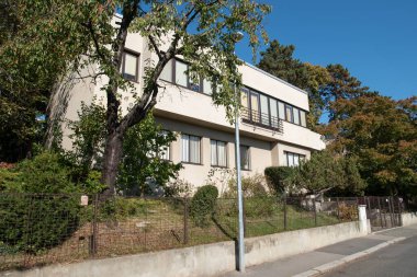 Baba yerleşimi Prag, Dejvice 'de Baba' nın güneydoğu yakasındaki First Republic işlevsel bir villa kolonisidir. Werkbund I 'nin girişimiyle ortaya çıkan altı Avrupa kolonisinden biri olarak inşa edildi.