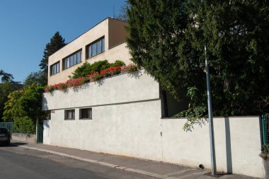 Baba yerleşimi Prag, Dejvice 'de Baba' nın güneydoğu yakasındaki First Republic işlevsel bir villa kolonisidir. Werkbund I 'nin girişimiyle ortaya çıkan altı Avrupa kolonisinden biri olarak inşa edildi.