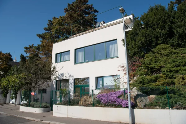 Baba yerleşimi Prag, Dejvice 'de Baba' nın güneydoğu yakasındaki First Republic işlevsel bir villa kolonisidir. Werkbund I 'nin girişimiyle ortaya çıkan altı Avrupa kolonisinden biri olarak inşa edildi.