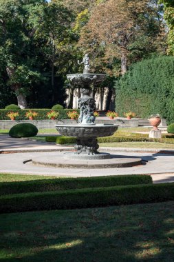 Plze 'nin güney kesimindeki Mantua yakınlarındaki Radbuze nehri üzerindeki eski demiryolu köprüsünde sudan granit bir sütun yükselir ve üzerinde ahşap bir kulübe bulunur. Ama ne merdiven var ne de garaj yolu.. 