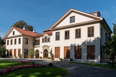 Plze 'nin güney kesimindeki Mantua yakınlarındaki Radbuze nehri üzerindeki eski demiryolu köprüsünde sudan granit bir sütun yükselir ve üzerinde ahşap bir kulübe bulunur. Ama ne merdiven var ne de garaj yolu.. 