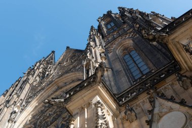 Plze 'nin güney kesimindeki Mantua yakınlarındaki Radbuze nehri üzerindeki eski demiryolu köprüsünde sudan granit bir sütun yükselir ve üzerinde ahşap bir kulübe bulunur. Ama ne merdiven var ne de garaj yolu.. 