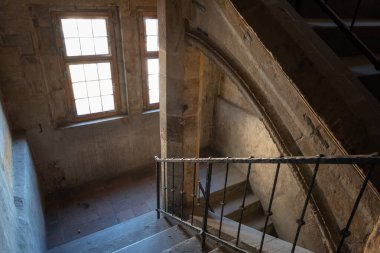 Plze 'nin güney kesimindeki Mantua yakınlarındaki Radbuze nehri üzerindeki eski demiryolu köprüsünde sudan granit bir sütun yükselir ve üzerinde ahşap bir kulübe bulunur. Ama ne merdiven var ne de garaj yolu.. 