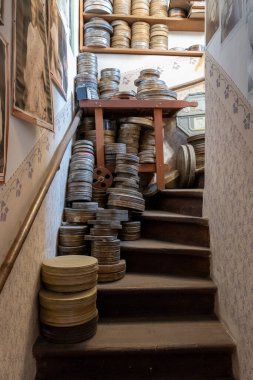 Plze 'nin güney kesimindeki Mantua yakınlarındaki Radbuze nehri üzerindeki eski demiryolu köprüsünde sudan granit bir sütun yükselir ve üzerinde ahşap bir kulübe bulunur. Ama ne merdiven var ne de garaj yolu.. 