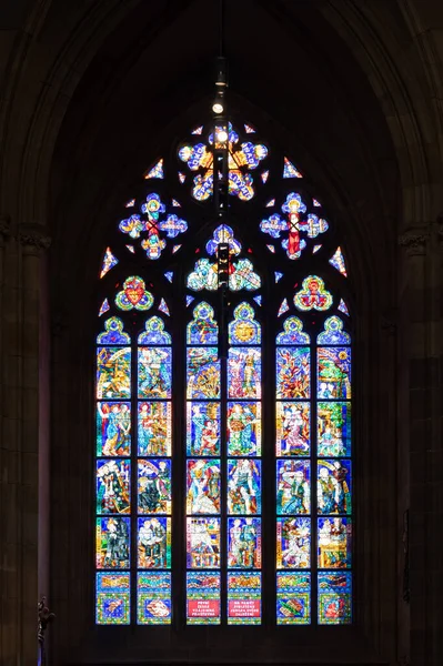 Plze 'nin güney kesimindeki Mantua yakınlarındaki Radbuze nehri üzerindeki eski demiryolu köprüsünde sudan granit bir sütun yükselir ve üzerinde ahşap bir kulübe bulunur. Ama ne merdiven var ne de garaj yolu.. 