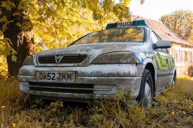 Büyük Britanya 'dan terk edilmiş bir Vauxhall polis arabası Çek Cumhuriyeti' nde bir yere park edilmiş.