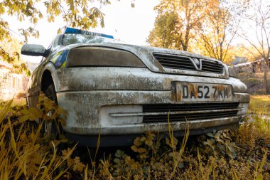 Büyük Britanya 'dan terk edilmiş bir Vauxhall polis arabası Çek Cumhuriyeti' nde bir yere park edilmiş.