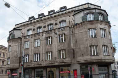 Sarayda, solunum. Diamant Apartmanı, 19121913 yılından kalma bir Kübist binasıdır. Nov Msto, Prag 1 'de Splen, Lazarsk ve Magdalena Rettigov caddelerinin köşesindeki Lazarsk 82 / 1' de yer almaktadır..