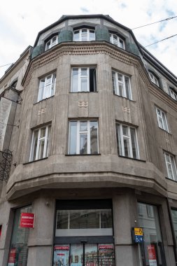 Sarayda, solunum. Diamant Apartmanı, 19121913 yılından kalma bir Kübist binasıdır. Nov Msto, Prag 1 'de Splen, Lazarsk ve Magdalena Rettigov caddelerinin köşesindeki Lazarsk 82 / 1' de yer almaktadır..