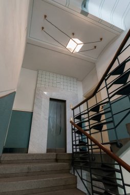 Sarayda, solunum. Diamant Apartmanı, 19121913 yılından kalma bir Kübist binasıdır. Nov Msto, Prag 1 'de Splen, Lazarsk ve Magdalena Rettigov caddelerinin köşesindeki Lazarsk 82 / 1' de yer almaktadır..