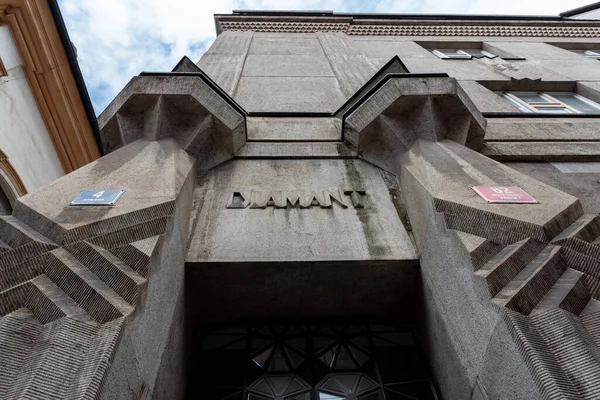 Sarayda, solunum. Diamant Apartmanı, 19121913 yılından kalma bir Kübist binasıdır. Nov Msto, Prag 1 'de Splen, Lazarsk ve Magdalena Rettigov caddelerinin köşesindeki Lazarsk 82 / 1' de yer almaktadır..
