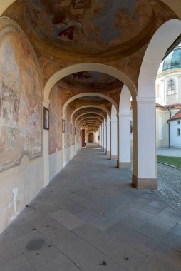 Muzaffer Meryem Kilisesi 'nin bulunduğu hac alanı 1704-1730 yılları arasında, 1622' den itibaren Ossuary Kilisesi ile kiliseyi kademeli olarak genişleterek kurulmuştur.. 