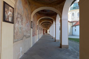 Muzaffer Meryem Kilisesi 'nin bulunduğu hac alanı 1704-1730 yılları arasında, 1622' den itibaren Ossuary Kilisesi ile kiliseyi kademeli olarak genişleterek kurulmuştur.. 