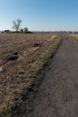 Anıtı olan alçak tümsek 1920 yılından kalma. 30 Yıl Savaşı 'nın nihai muharebesinin 8 Kasım 1620' de gerçekleştiği yerde duruyor. Bu da Çek devletinin gelecek 300 yıllık tarihini temelden etkiledi..