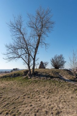 Anıtı olan alçak tümsek 1920 yılından kalma. 30 Yıl Savaşı 'nın nihai muharebesinin 8 Kasım 1620' de gerçekleştiği yerde duruyor. Bu da Çek devletinin gelecek 300 yıllık tarihini temelden etkiledi..