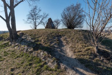 Anıtı olan alçak tümsek 1920 yılından kalma. 30 Yıl Savaşı 'nın nihai muharebesinin 8 Kasım 1620' de gerçekleştiği yerde duruyor. Bu da Çek devletinin gelecek 300 yıllık tarihini temelden etkiledi..