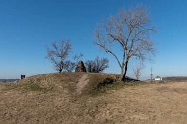 Anıtı olan alçak tümsek 1920 yılından kalma. 30 Yıl Savaşı 'nın nihai muharebesinin 8 Kasım 1620' de gerçekleştiği yerde duruyor. Bu da Çek devletinin gelecek 300 yıllık tarihini temelden etkiledi..