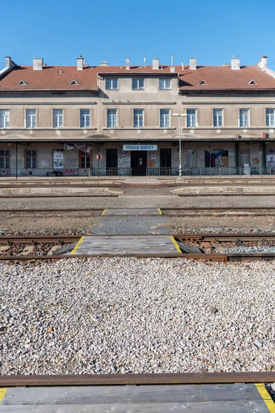 プラハ ブビー Praha Bubny プラハ7区にあるホロビツェ カダストラル地区の鉄道駅である 今日では地元の列車と限られた旅客施設のみで運行されていますが プラハ最大の駅の1つです — ストック写真