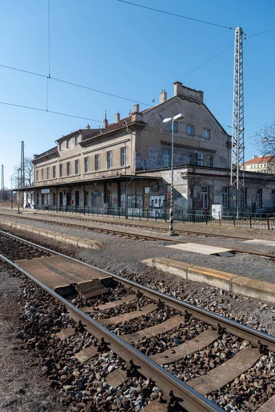 プラハ ブビー Praha Bubny プラハ7区にあるホロビツェ カダストラル地区の鉄道駅である 今日では地元の列車と限られた旅客施設のみで運行されていますが プラハ最大の駅の1つです — ストック写真