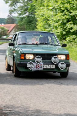 Bilgi ve beceri gerektiren görevleri yerine getiren tarihi ve deneyimli araçların oryantasyon yarışması. Yarışın ayrılmaz bir parçası iki dik yokuş tırmanışıdır..