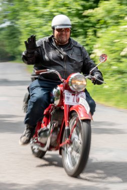 Bilgi ve beceri gerektiren görevleri yerine getiren tarihi ve deneyimli araçların oryantasyon yarışması. Yarışın ayrılmaz bir parçası iki dik yokuş tırmanışıdır..