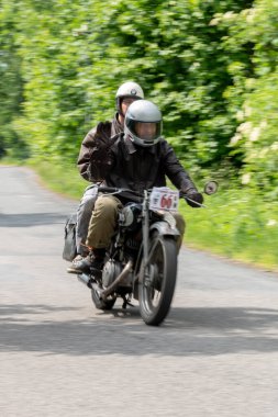 Bilgi ve beceri gerektiren görevleri yerine getiren tarihi ve deneyimli araçların oryantasyon yarışması. Yarışın ayrılmaz bir parçası iki dik yokuş tırmanışıdır..