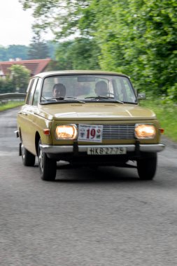 Bilgi ve beceri gerektiren görevleri yerine getiren tarihi ve deneyimli araçların oryantasyon yarışması. Yarışın ayrılmaz bir parçası iki dik yokuş tırmanışıdır..