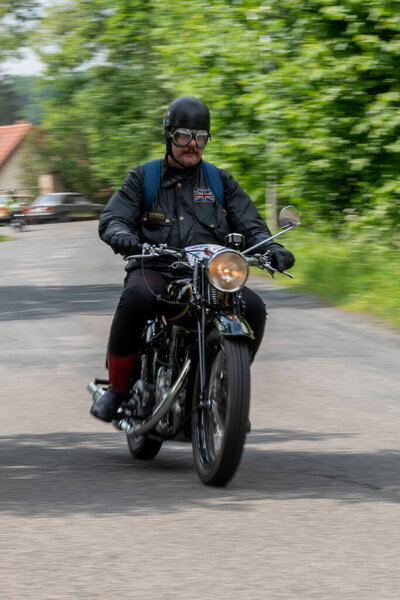 Ориентировочный конкурс исторических и ветеранских транспортных средств с выполнением знаний и умений. Неотъемлемой частью гонки являются два регулярных подъема.