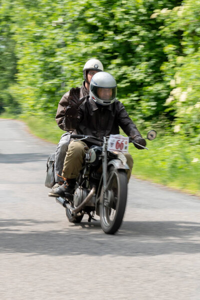 Ориентировочный конкурс исторических и ветеранских транспортных средств с выполнением знаний и умений. Неотъемлемой частью гонки являются два регулярных подъема.