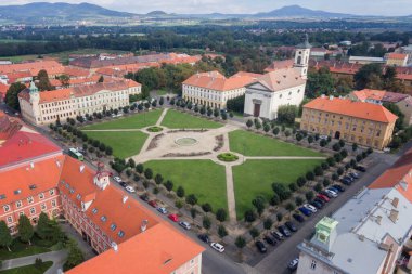 Terezn - İmparator II. Joseph tarafından hiç fethedilmemiş bir kale. Anavatanı savunmak ve annesi Maria Theresa 'nın onuruna. Unutulmuş güzellikleri ve keşfedilmemiş tarihi olan bir şehir..