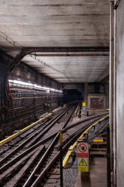 Prag Metro, Çek Cumhuriyeti 'nin Prag kentinde bulunan hızlı ulaşım ağıdır. 1974 'te kurulmuş. Prag metrosunun her biri haritalarda ve tabelalarda kendi renkleri ile temsil edilen üç çizgisi vardır: A çizgisi yeşil, B çizgisi sarı ve C çizgisi kırmızı. Sistem şu şekilde çalışıyor: