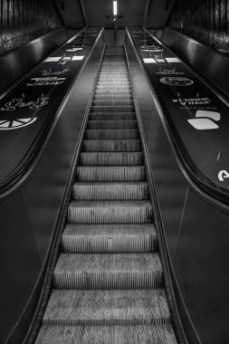 Prag Metro, Çek Cumhuriyeti 'nin Prag kentinde bulunan hızlı ulaşım ağıdır. 1974 'te kurulmuş. Prag metrosunun her biri haritalarda ve tabelalarda kendi renkleri ile temsil edilen üç çizgisi vardır: A çizgisi yeşil, B çizgisi sarı ve C çizgisi kırmızı. Sistem şu şekilde çalışıyor: