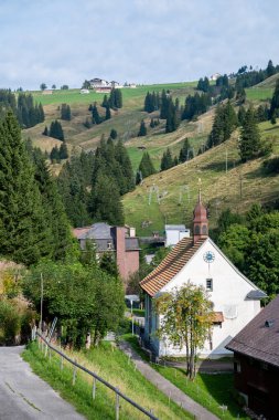 Rigi, İsviçre 'nin orta kesiminde yer alan bir dağ topluluğudur. Tüm kalabalık Lucerne Gölü, Zug Gölü ve Lauerz Gölü olmak üzere üç farklı su kütlesi ile çevrelenmiştir. Menzil Schwyzer Alpleri 'nde ve... 