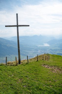 Rigi, İsviçre 'nin orta kesiminde yer alan bir dağ topluluğudur. Tüm kalabalık Lucerne Gölü, Zug Gölü ve Lauerz Gölü olmak üzere üç farklı su kütlesi ile çevrelenmiştir. Menzil Schwyzer Alpleri 'nde ve... 