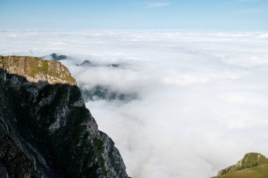 Pilatus İsviçre 'de bir dağdır. Lucerne şehrinin güneybatısında yer alır ve Obwalden, Nidwalden ve Lucerne kantonlarına kadar uzanır. Yıl boyunca, bu kantonların doğal panoraması izlenebilir. 