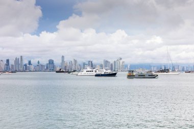 Panama Şehri, 7 Eylül, Panama Körfezi 'nin panoramik manzarası, ufuk çizgisi ve tekneler. Çekim 7 Eylül 2021