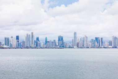 Panama City silueti, 7 Eylül, bulutlu bir günde okyanustan panoramik manzara. Çekim 7 Eylül 2021
