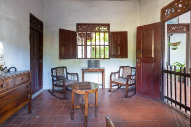 Panama City, 8 Eylül, 60 'lardan kalma mobilyaları olan tipik bir koloni evi. Çekim 8 Eylül 2021