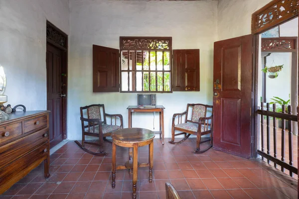 Panama City, 8 Eylül, 60 'lardan kalma mobilyaları olan tipik bir koloni evi. Çekim 8 Eylül 2021