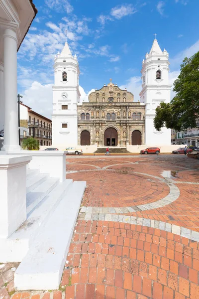 Panama Şehri, 8 Eylül, Başkentin tarihi merkezinde bağımsızlık meydanı ve metropol katedrali. Çekim 8 Eylül 2021