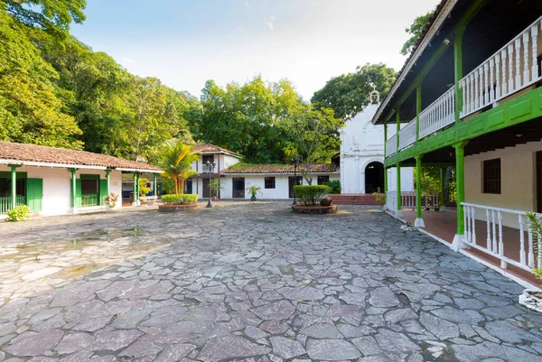 Panama şehri, 8 Eylül, koloni tarzı ahşap binaların yer aldığı Mi Pueblito adlı turizm alanının panoramik manzarası. Çekim 8 Eylül 2021