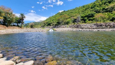 Panama, Boquete kasabası, Central Park 'ta şelaleli yapay göl.