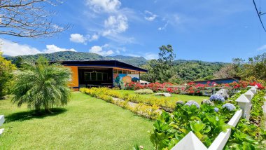 Panama, Boquete kasabası, güneşli bir günde Central Hotel 'in bahçeleri.