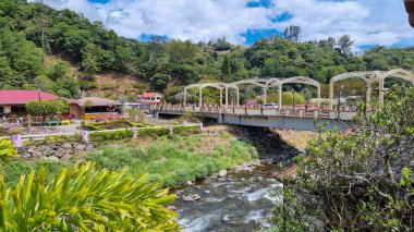 Panama, Boquete kasabası, güneşli bir günde Caldera deresi üzerindeki köprünün panoramik manzarası.