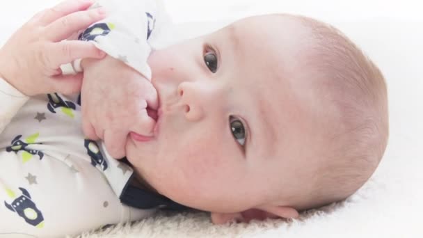 Μωρό Στον Πέμπτο Μήνα Της Ζωής Ξαπλωμένο Και Ρουφώντας Δάχτυλα — Αρχείο Βίντεο